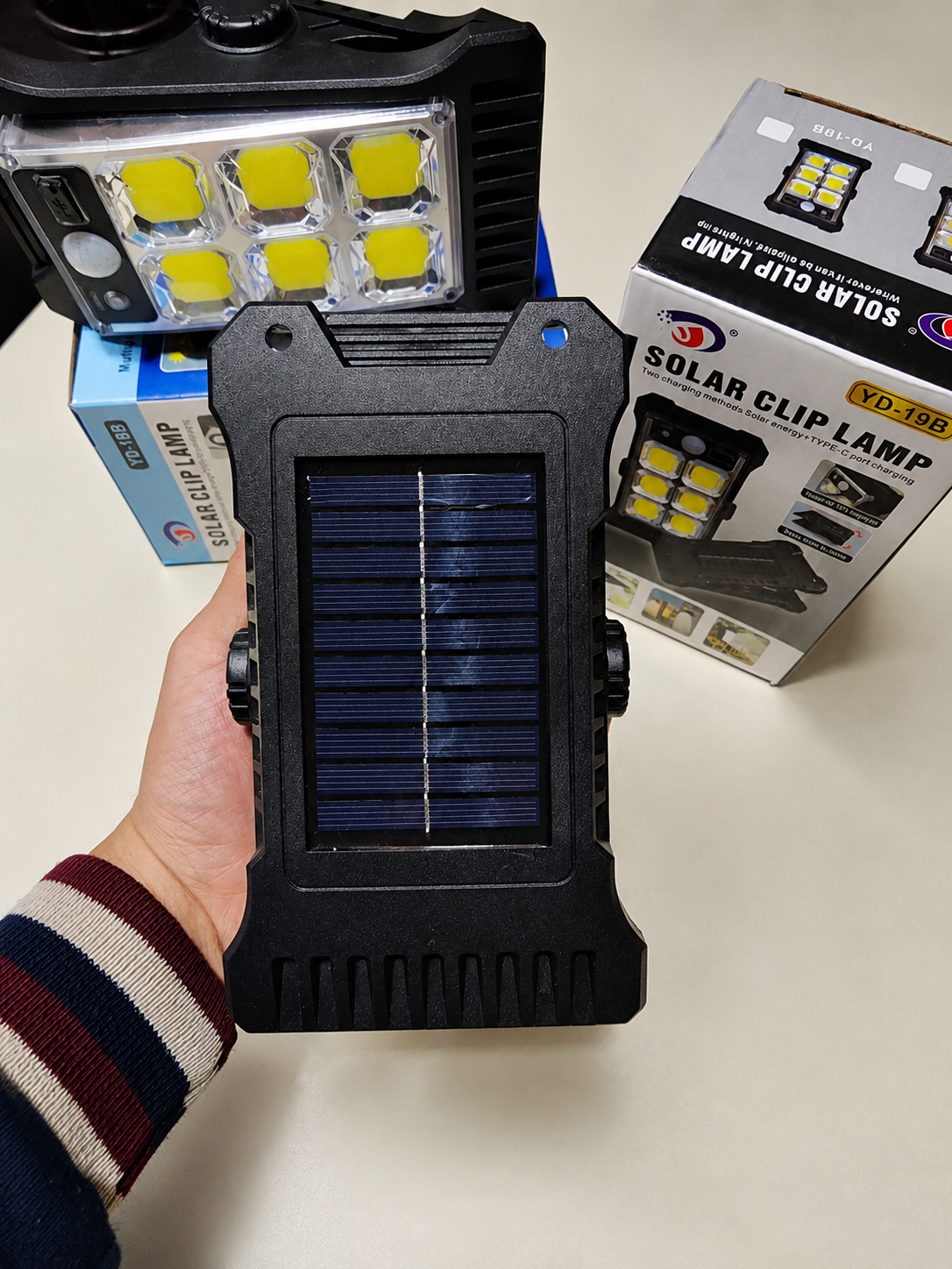 Lámpara Solar LED con Sensor de Movimiento